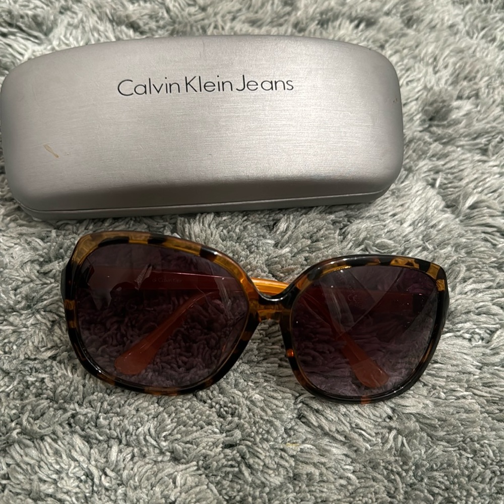 Calvin KleinJeans/ sunglasses